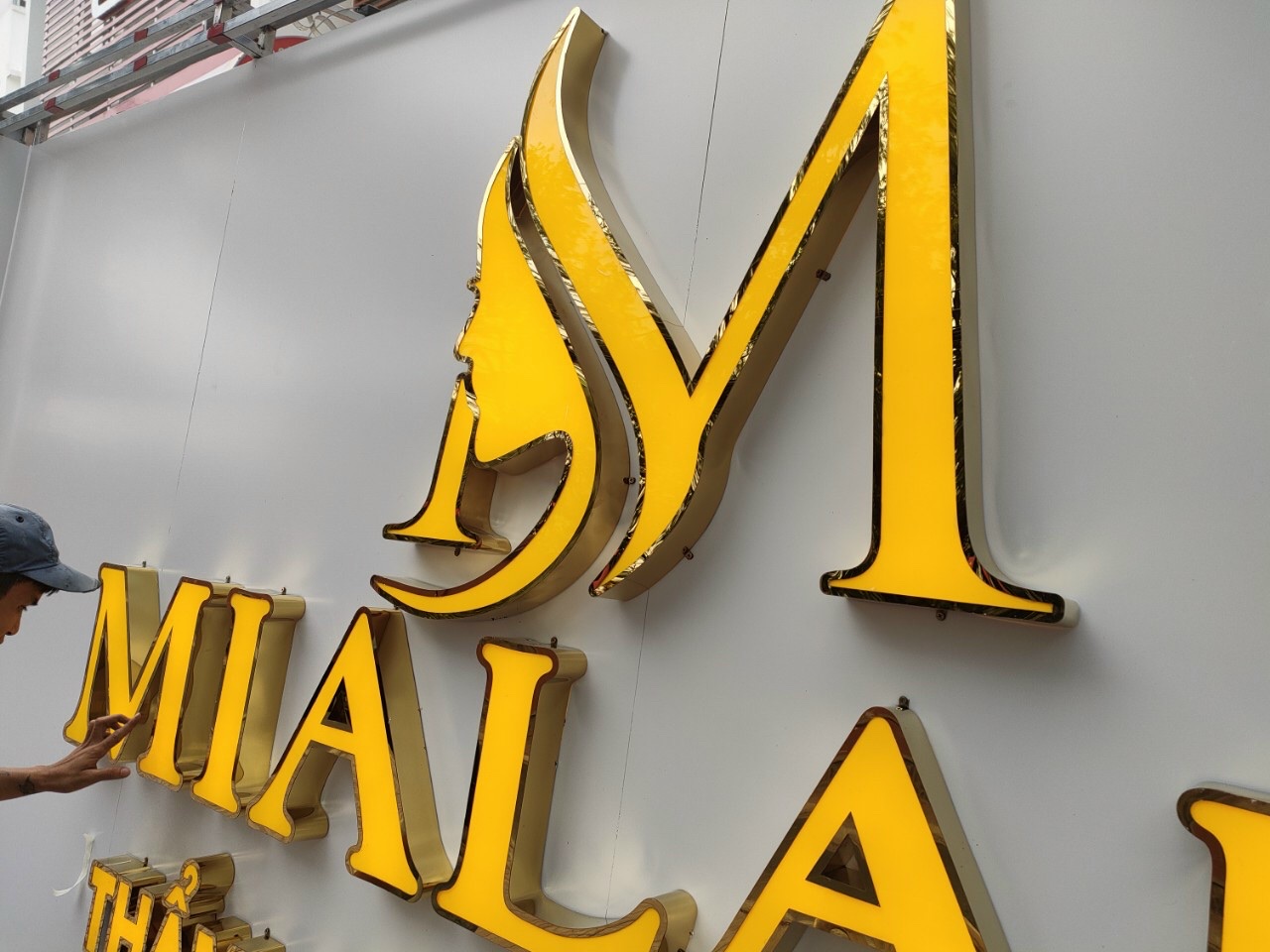 Thi công biển hiệu thẩm mỹ viện cao cấp, chữ nỗi mica chân inox sang trọng đẳng cấp